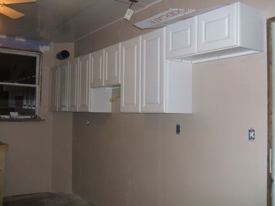 Процесс крепления кухонных шкафов к стене, материалы