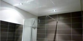 Какой потолок сделать в ванной комнате: разновидности, плюсы и минусы, способы монтажа