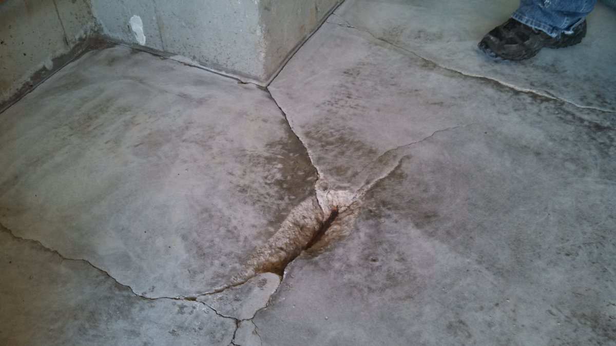 Отсутствие трещин. Цементно-Песчаная стяжка пола трещины. Трещины в бетонном полу. Трещины в стяжке пола. Выбоины в бетонном полу.