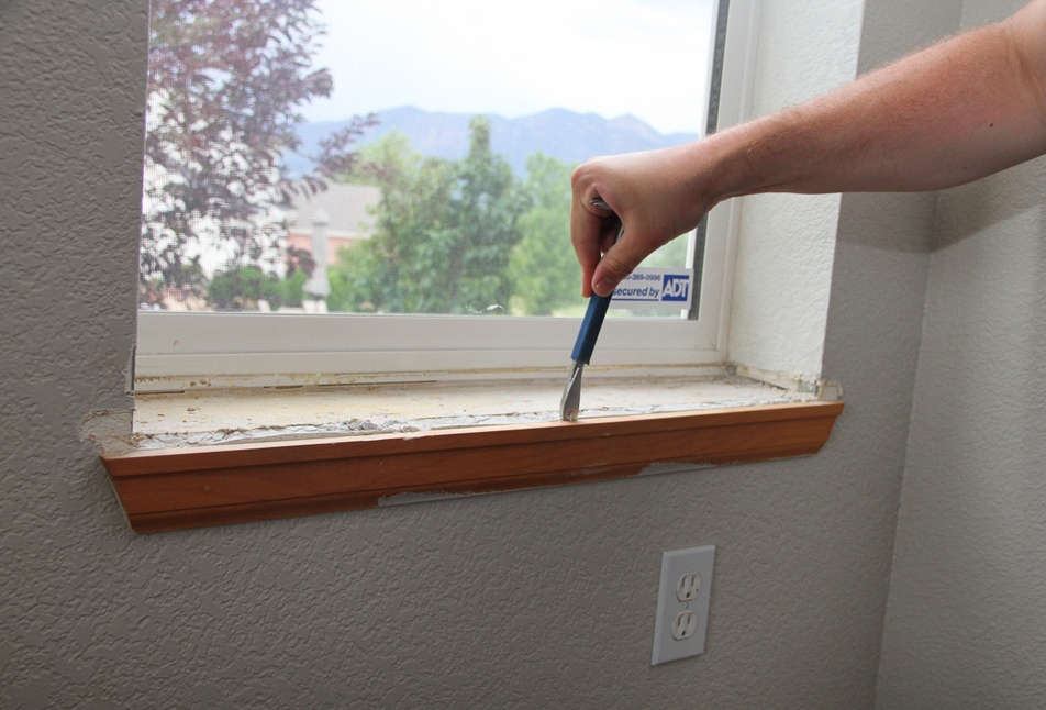 как поменять подоконник на деревянном окне