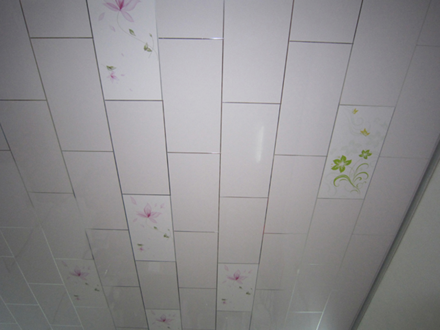 Пластиковый потолок пвх. ПВХ панели для потолка. Панели потолочные пластиковые. Пластиковые панели для потолка. Пластиковые панели ПВХ для потолка.