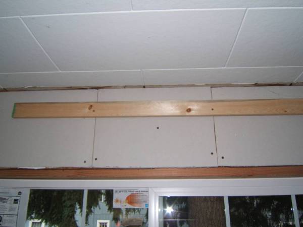 Как закрепить пенопласт на потолке?